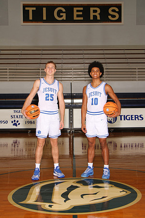 Basketball Senior Group [smiling] - IMG_8169